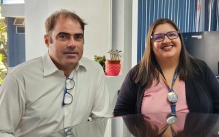 Imagen de dos personas posando para la fotografía.