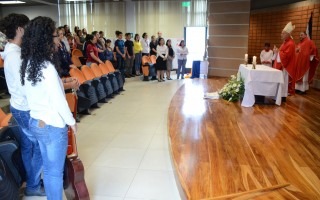 personas de pie escuchando la misa oficiada por monseñor Mario Quiros