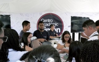 Estudiantes en el Centro Académico.