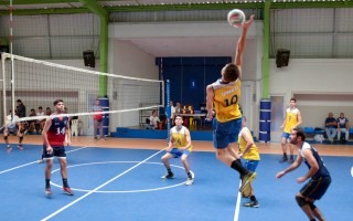 Acción del partido de voleibol.