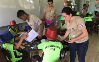 estudiantes-voluntarios-trabajando-escuela-