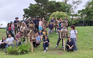 Imagen de varios estudiantes con las casitas para las obejas.
