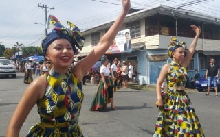 mujeres bailando en pasacalle