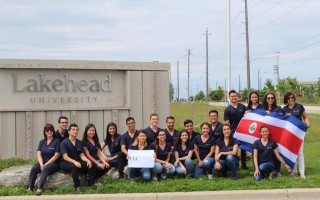 estudiantes costarricenses posan en fotografía con bandera de Costa Rica.  