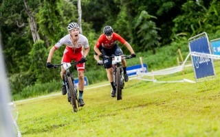 Jóvenes en la pista de mountain bike