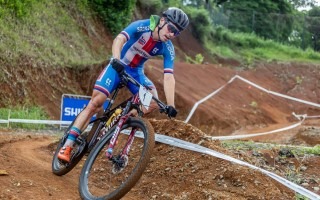 Joven en la pista de MTB