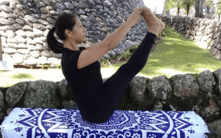 imagen de una mujer haciendo yoga.