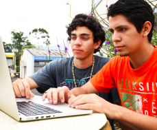 Estudiantes utilizando una computadora