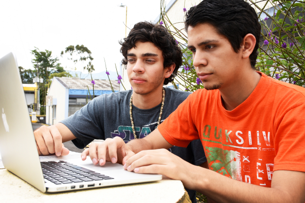 Estudiantes utilizando una computadora