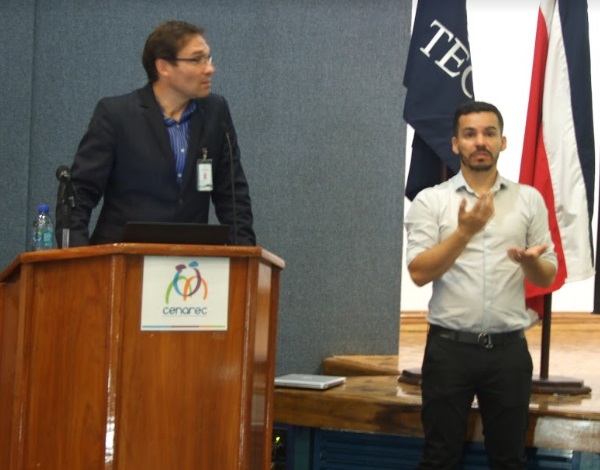 Durante las exposiciones de la Jornada estuvo presente un traductor de lenguaje de señas. (Foto: OCM)