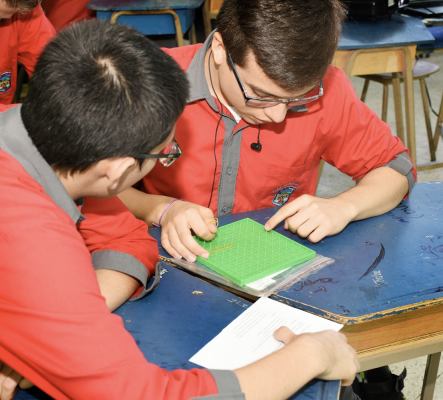1- Geoplano: el estudiante debe hacer figuras con ligas dependiendo de los retos que se les da.