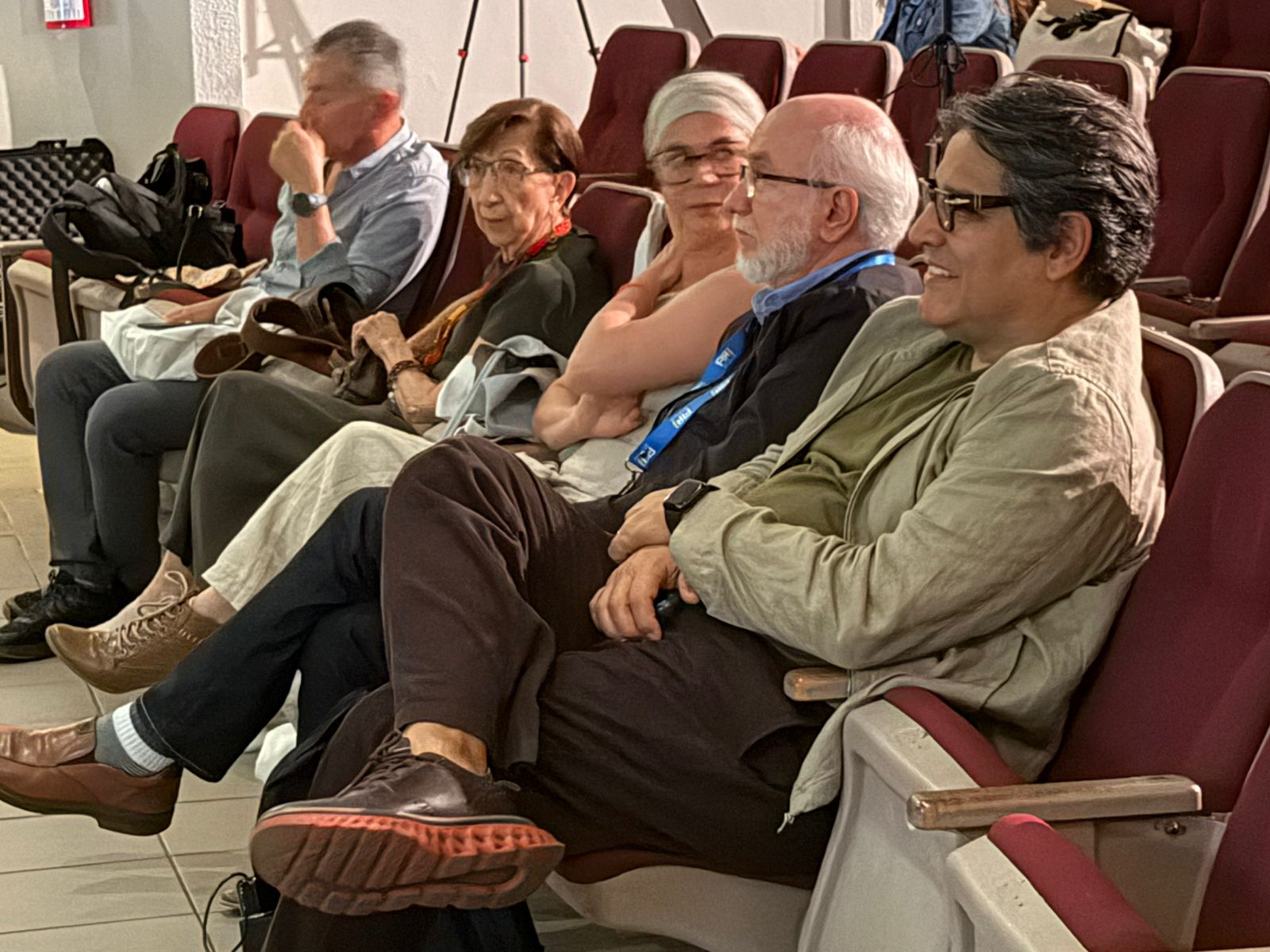 La fotografía muestr parte del público