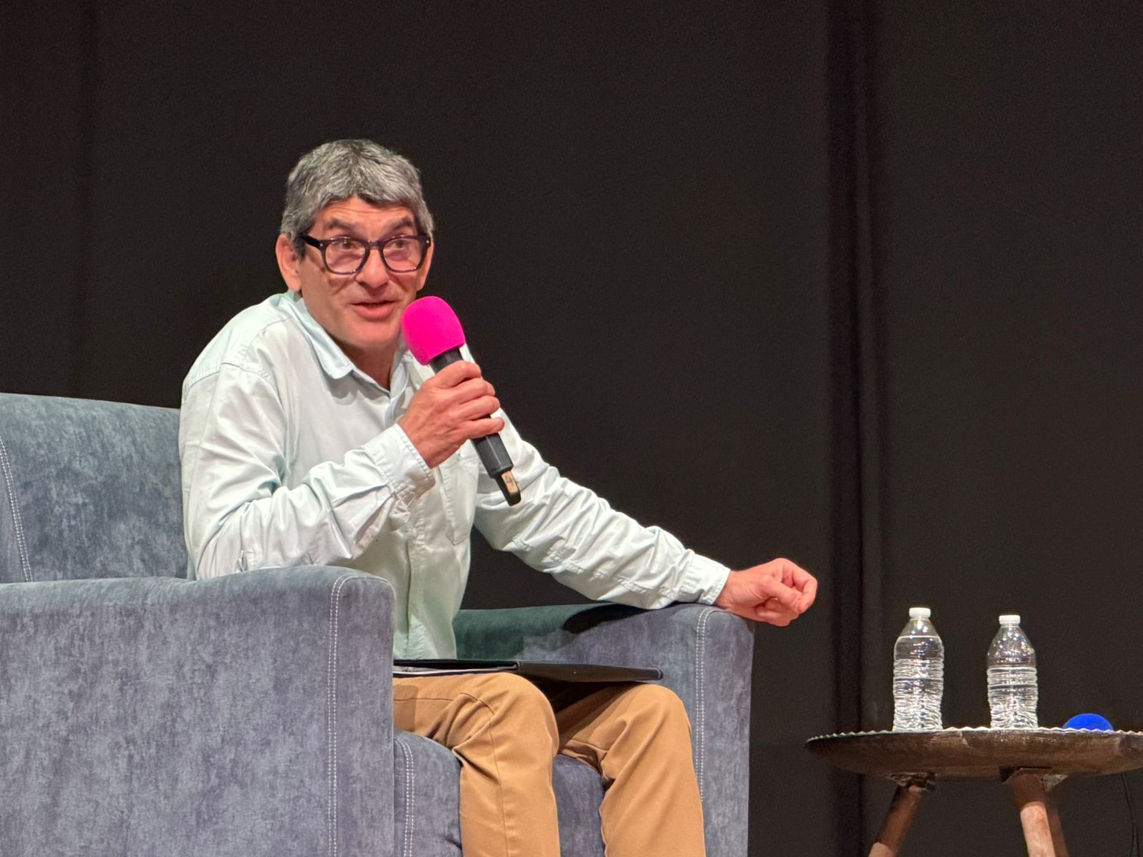 La fotografía muestra al señor Giancarlo Protti durante su participaciòn