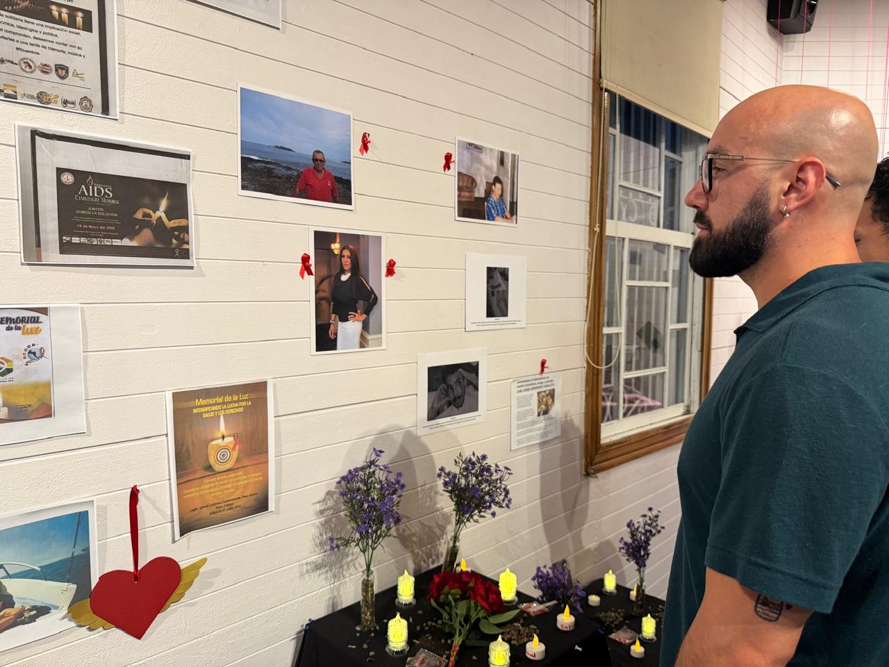 Joven ve al exposición