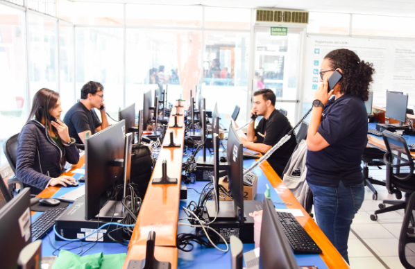 Personas funcionarias del TEC atendieron dudas de manera presencial y virtual. (Fotografía: Ruth Garita).