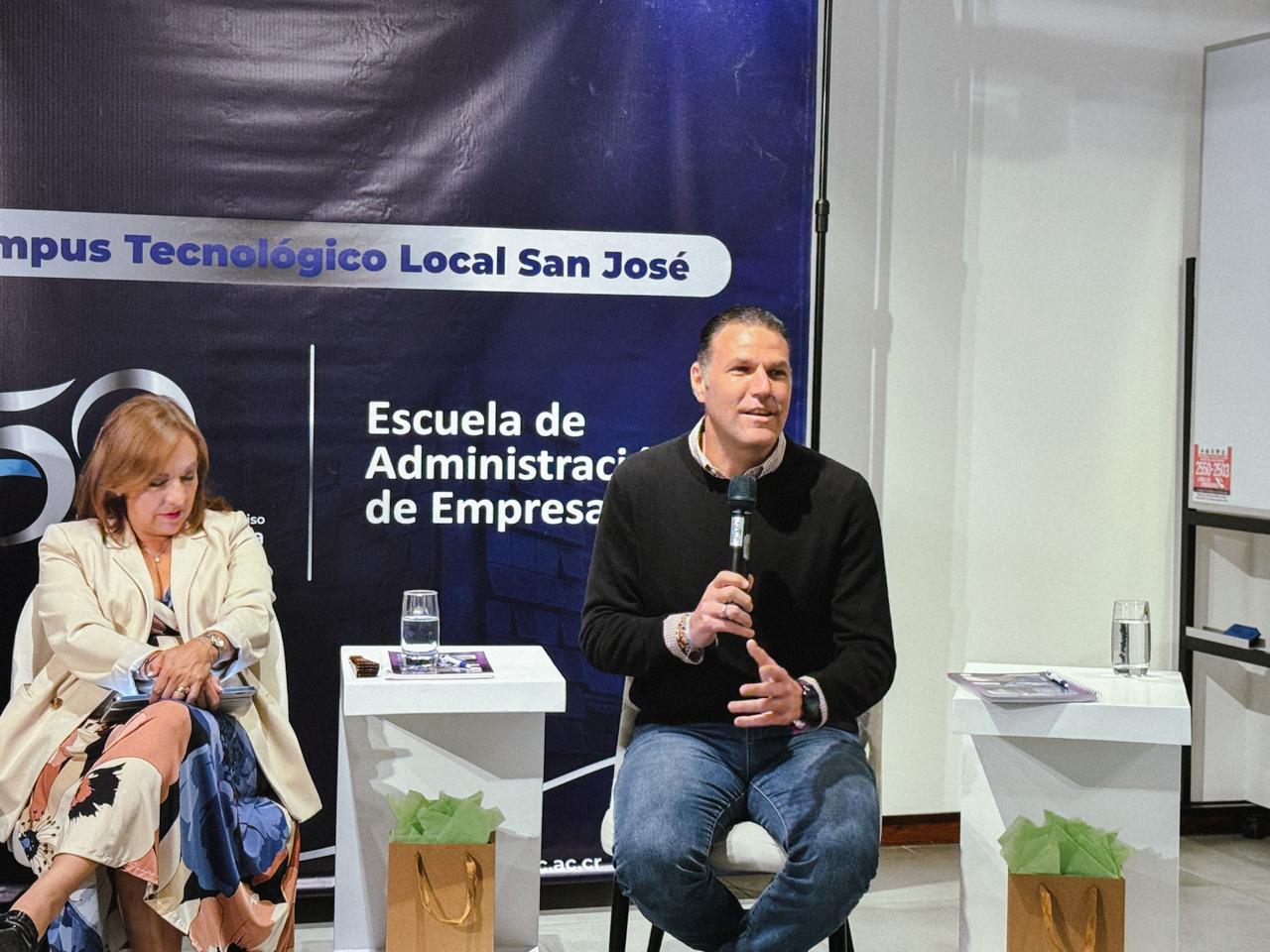 Analista Daniel Suchar, durante el conversatorio