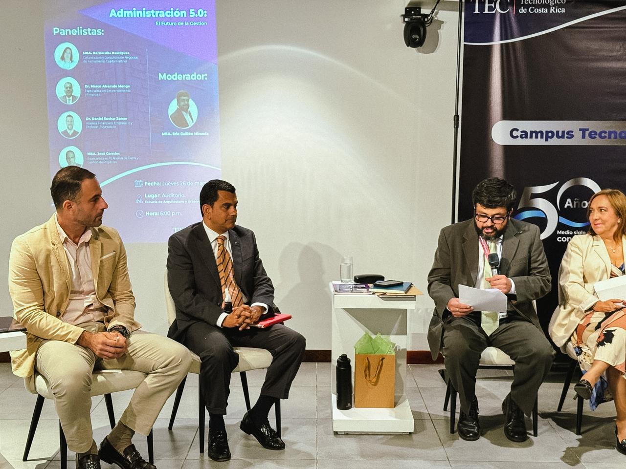 Muestras participantes de la mesa principal dialogando