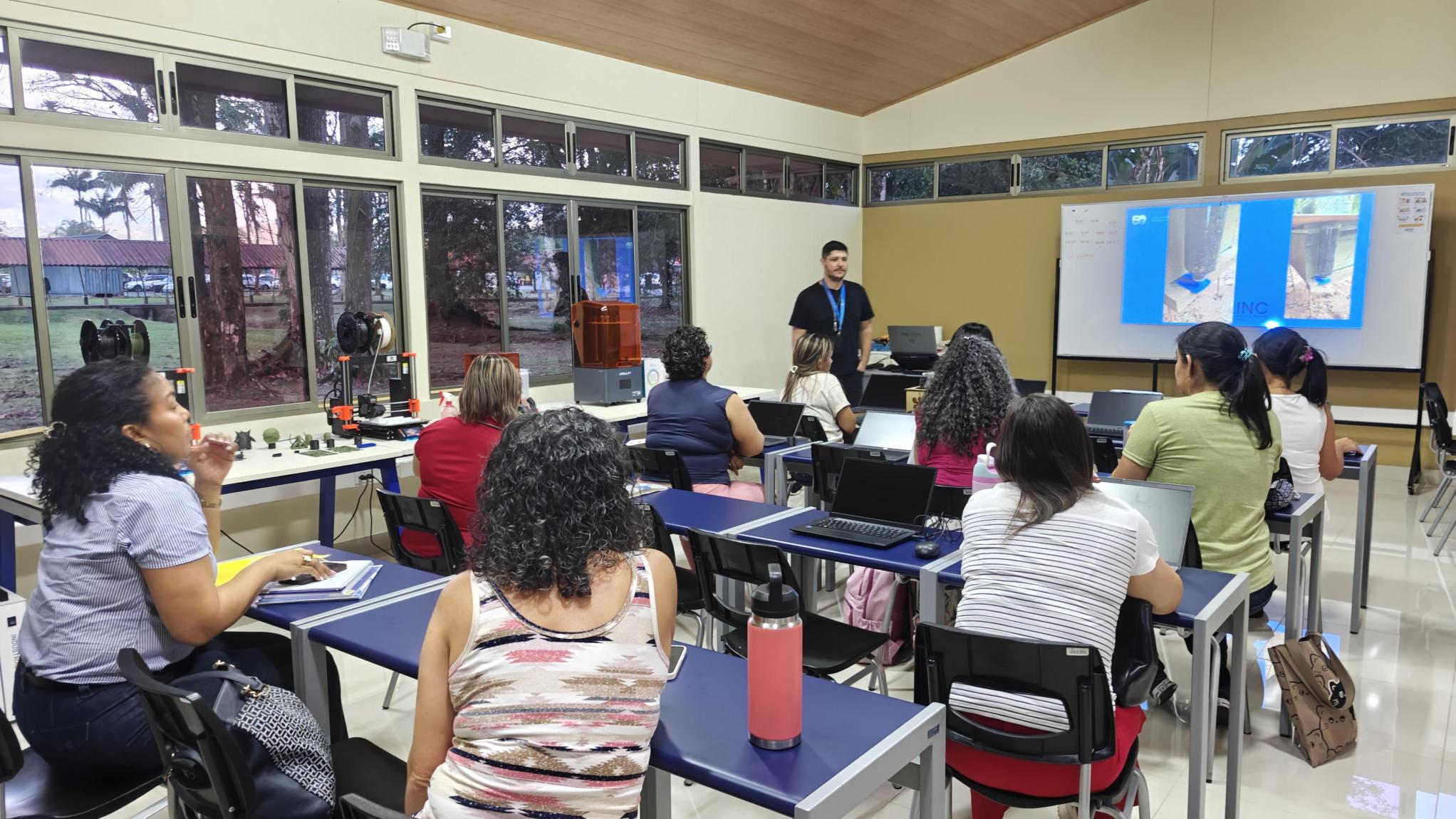 Congreso de enseñanza de las ciencias fortalece formación docente en la Región Huetar Norte