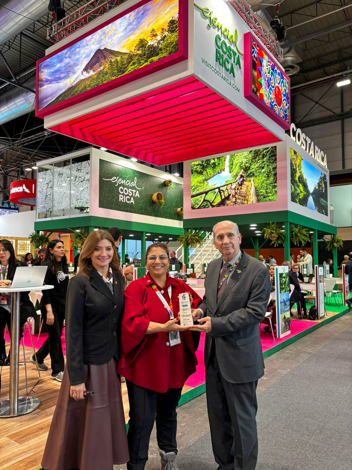 personas en la feria de turismo