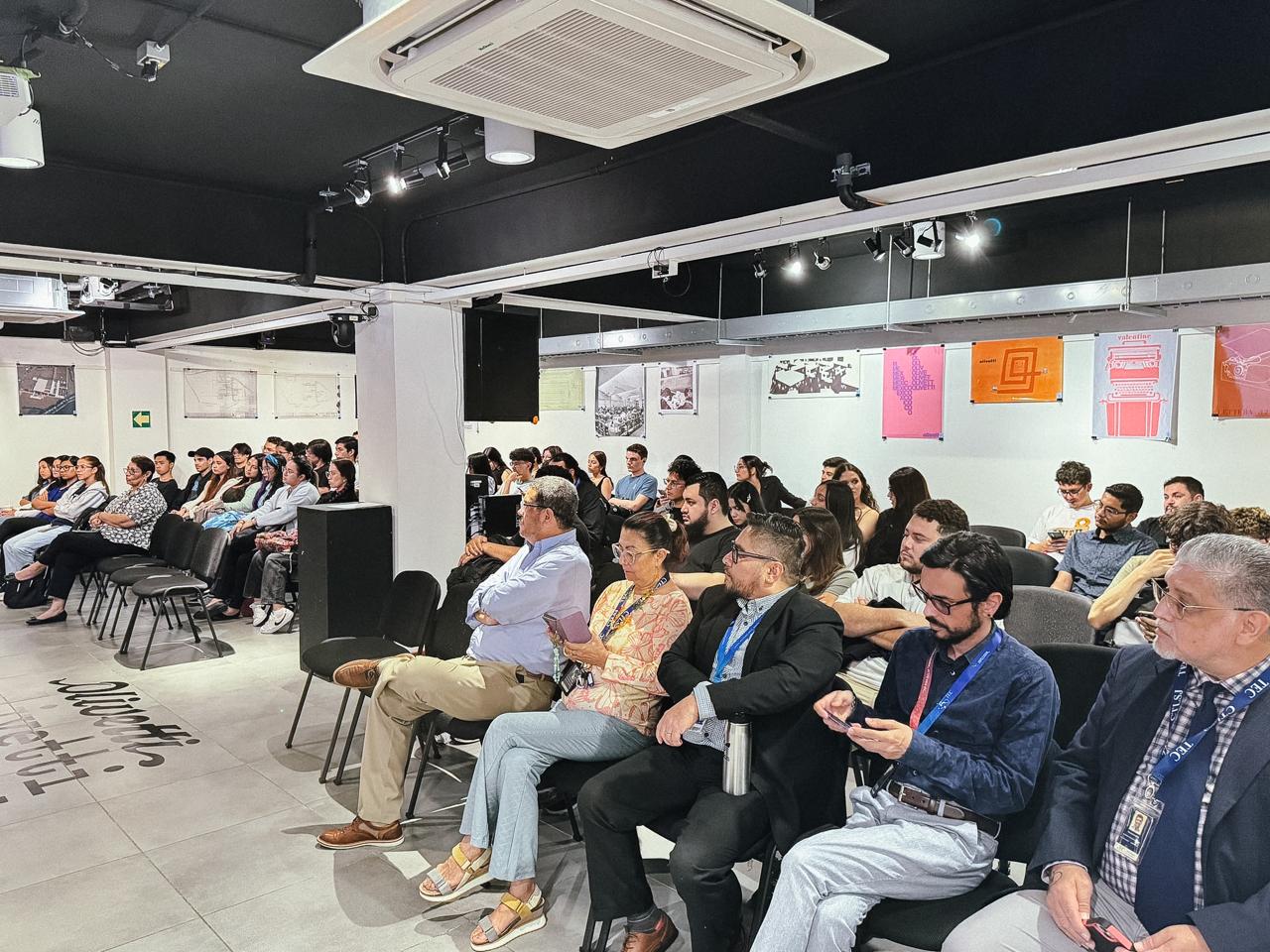 La imagen es una fotografía del público participante