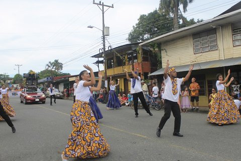 Grand Parade recorre las principales calles limonenses. (Foto Jéssica Salazar)