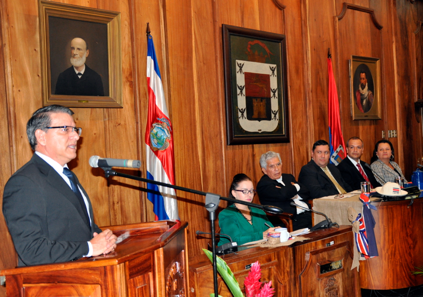 El Dr. Julio César Calvo recibió el reconocimiento y dio su agradecimiento ante los miembros del Concejo Municipal (Foto: OCM)