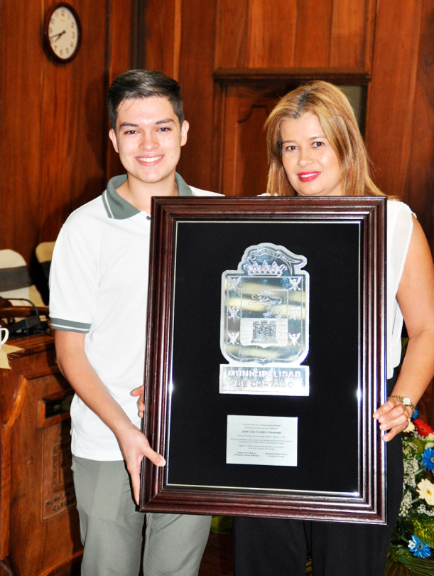 Juan Luis Cordero Meléndez, estudiante del Colegio Sagrado Corazón de Jesús, mejor promedio de la provincia, en compañía de su madre. (Foto: OCM)