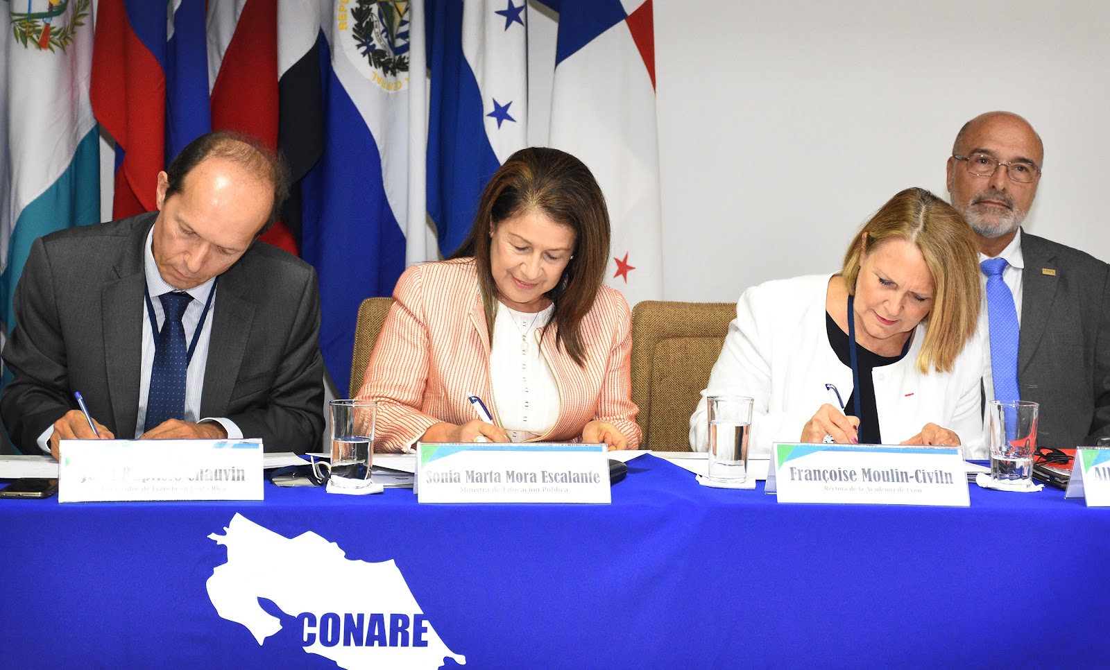 El embajador de Francia en Costa Rica, Jean-Baptiste Chauvin; la ministra de educación, Sonia Marta Mora, y la rectora de la Academia de Lyon
