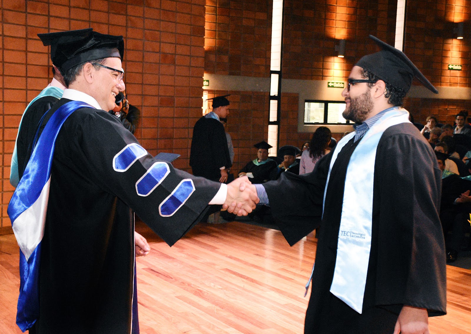 El Dr. Julio César Calvo entregó el título a Erick Sandoval, graduado de la carrera de Ingeniería en Agronegocios. (Foto: Ruth Garita/OCM)