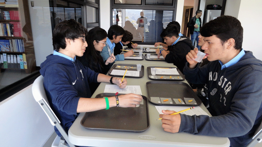 Degustación de los snacks con estudiantes del Colegio Científico de Cartago. (Foto: cortesía Agronegocios).