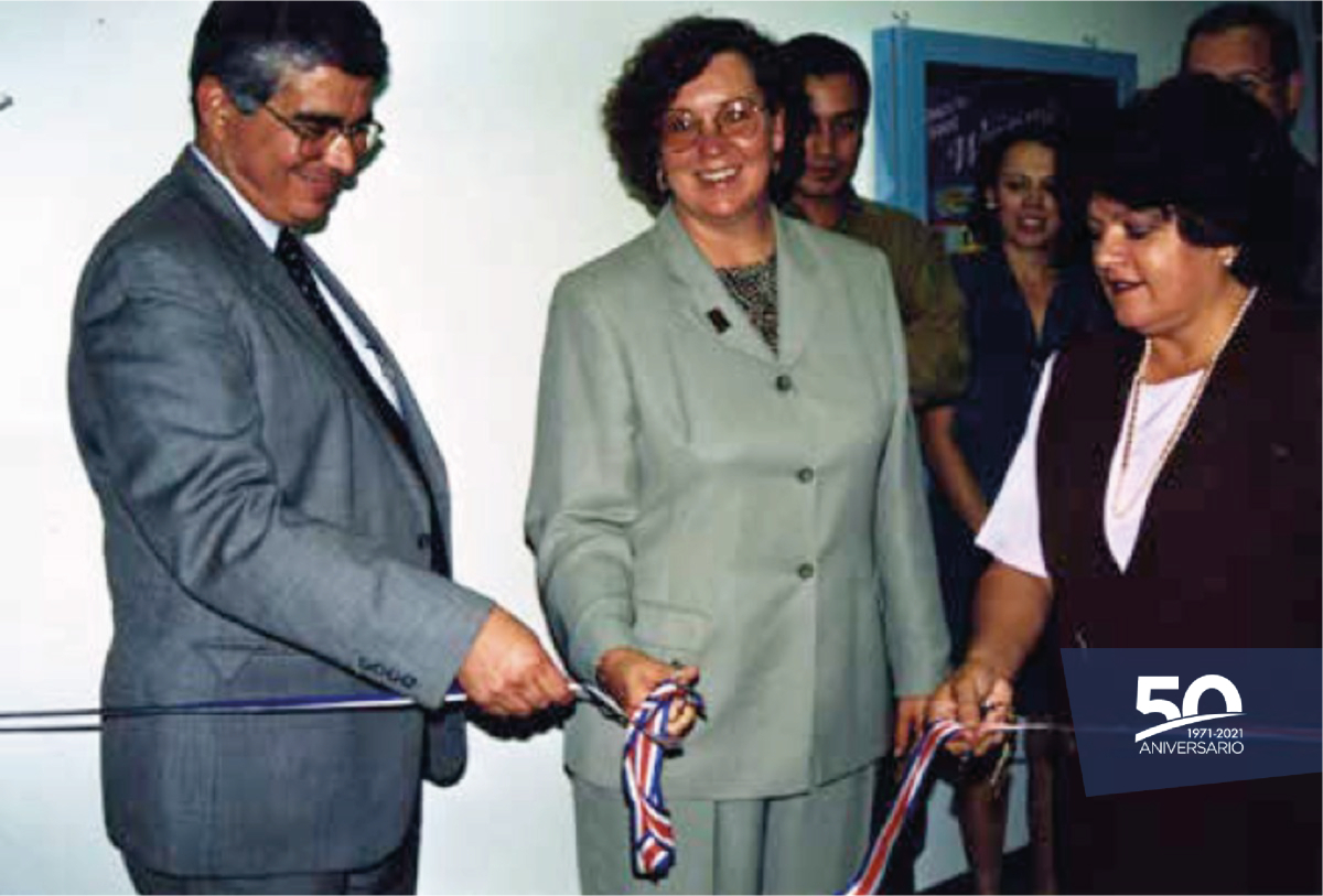 En la imagen el Ing. Alejandro Cruz Molina y Mary Helen Bialas cortan la cinta inaugural de Intel.