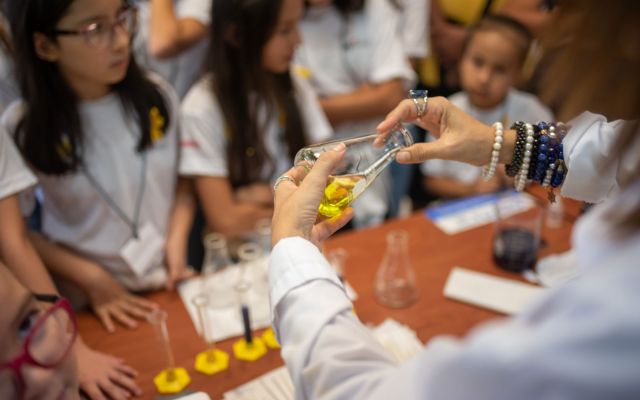 Niñas presenciando un experimento científico