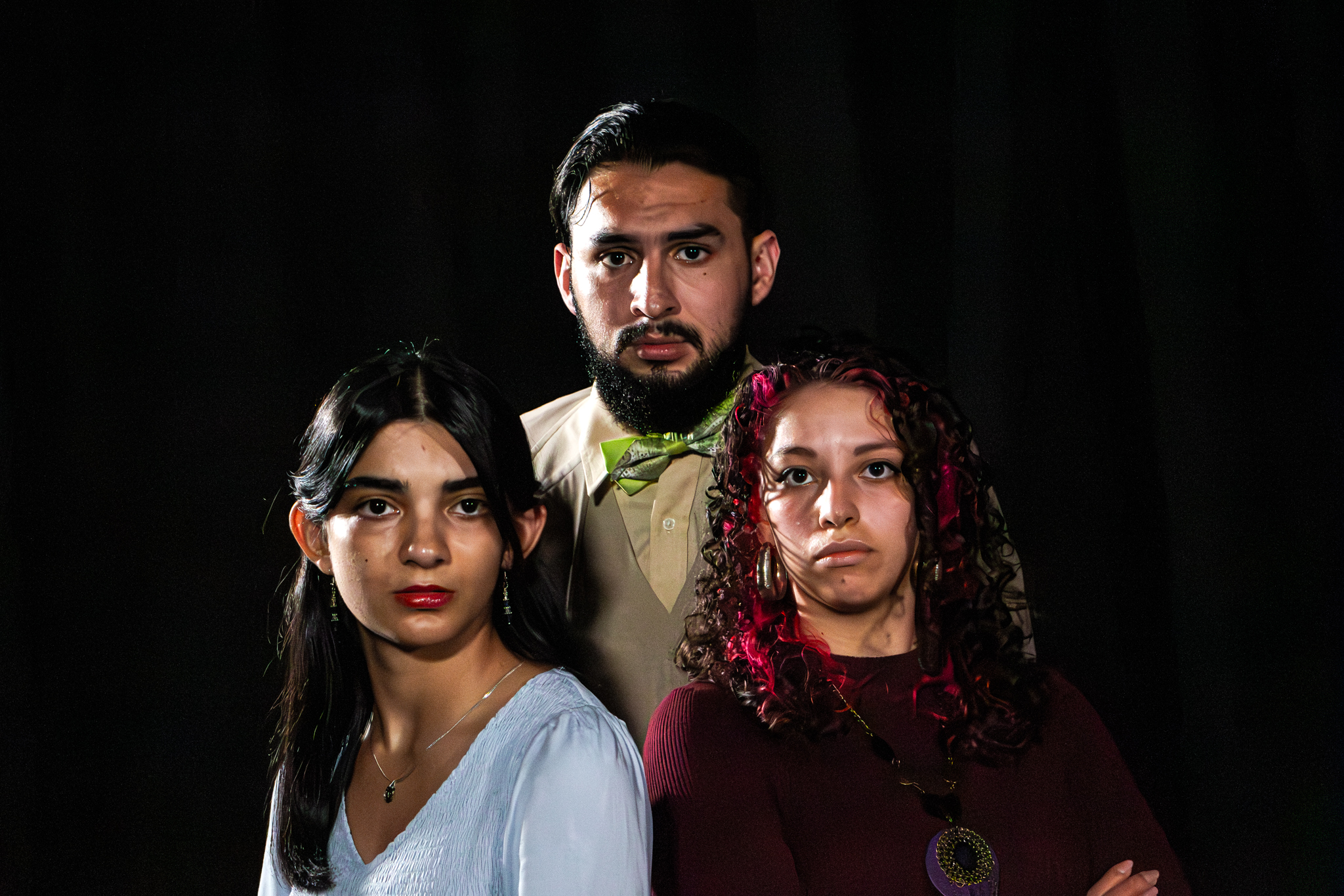 Tres de las personas que actúan en la obra.