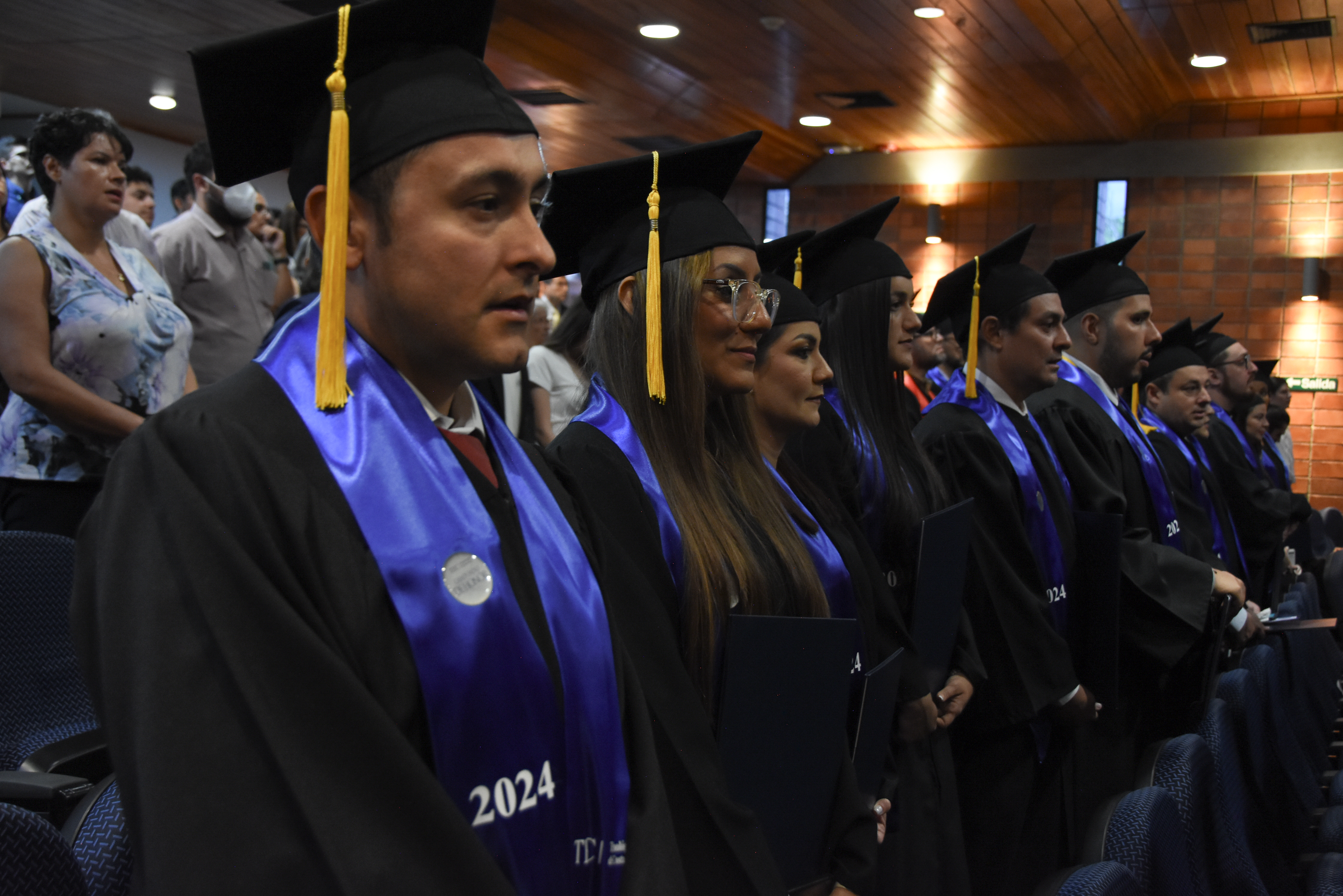 Personas en la graduación del TEC
