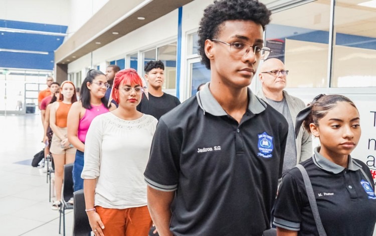 Estudiantes de primer ingreso y colegio en acto de bienvenida en el Centro Académico de Limón