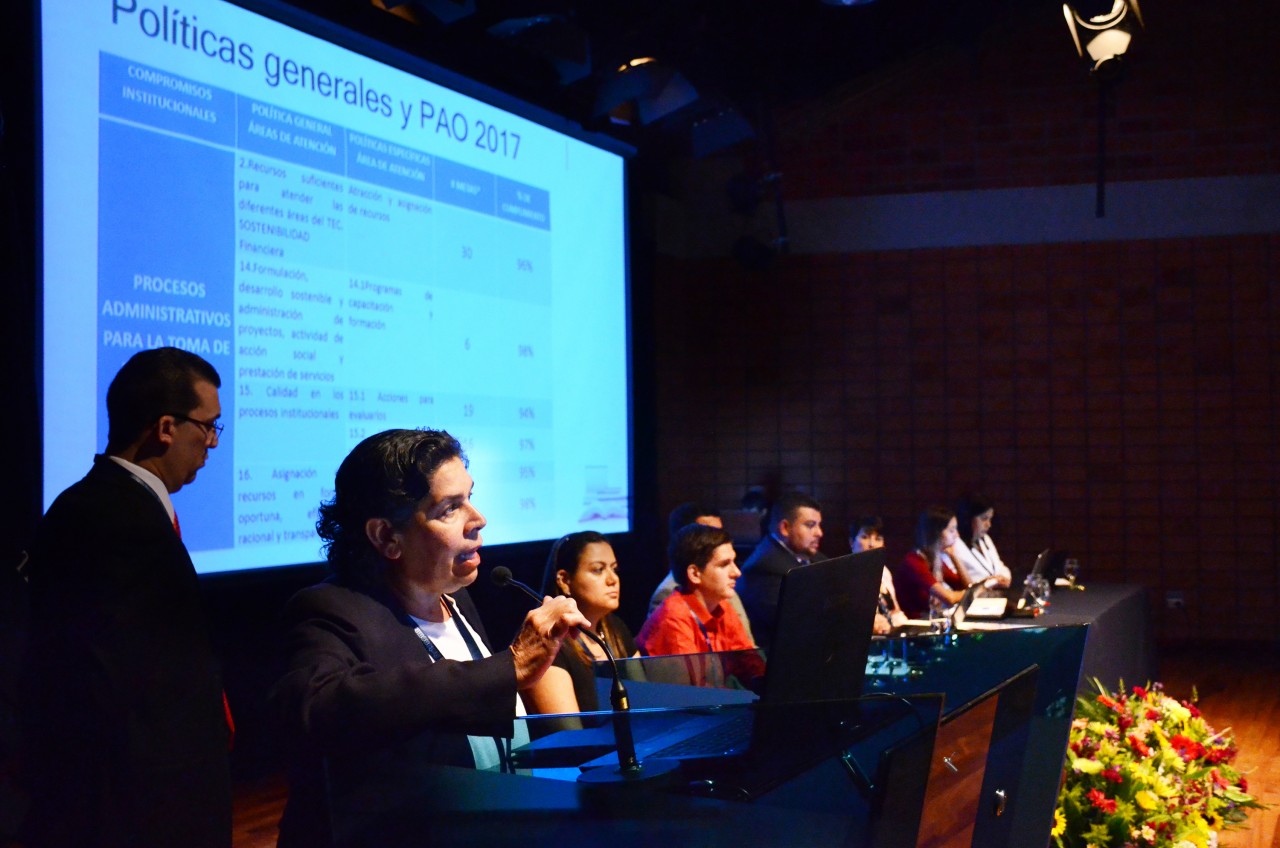 La máster Ana Rosa Ruíz presentó el Informe Fiscalización del Cumplimiento de las Políticas Generales del TEC 2017. Foto: Andrés Zúñiga/OCM. ana_rosa_ruiz_hablando_al_microfono_en_el_centro_de_las_artes_