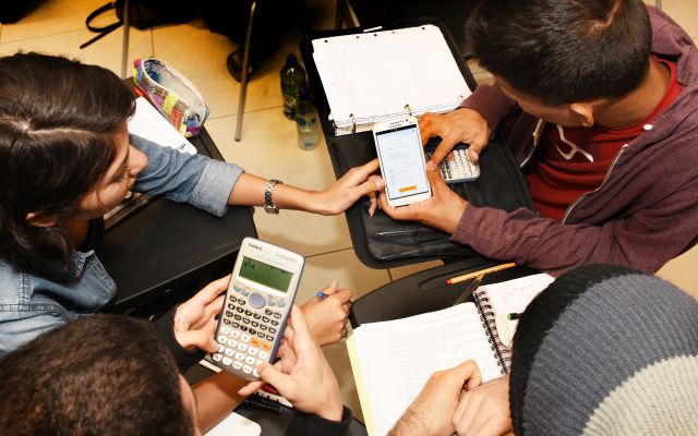 Estudiantes resolviendo un ejercicio de matemática