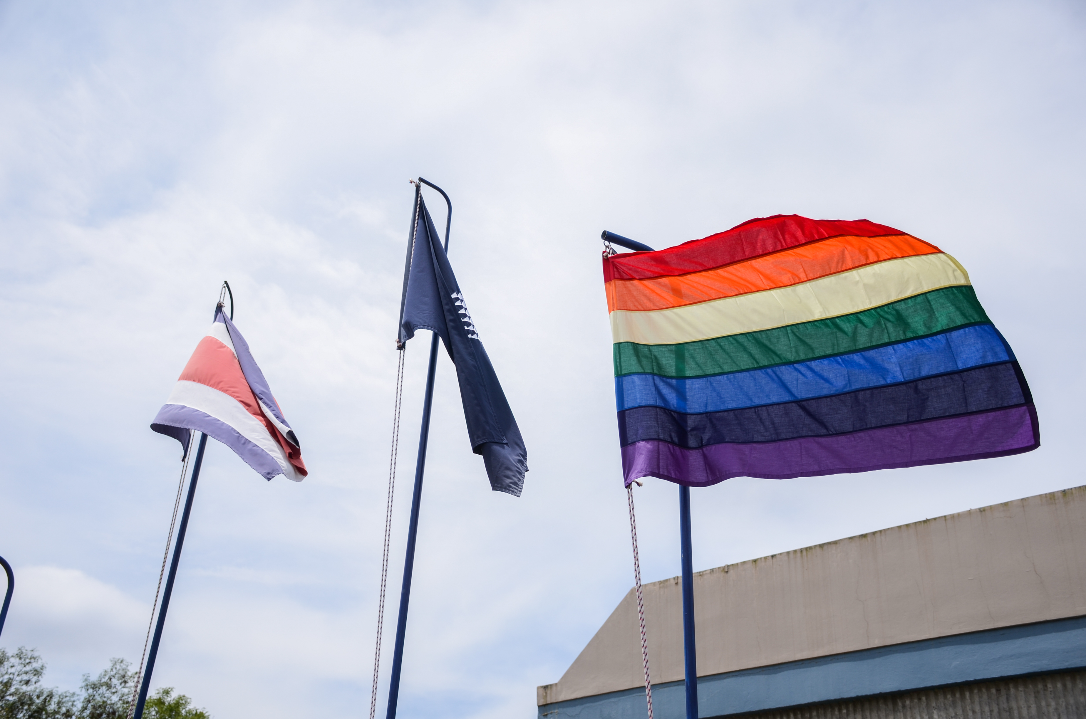 La bandera de la diversidad, junto a la bandera del TEC y la de Costa Rica.