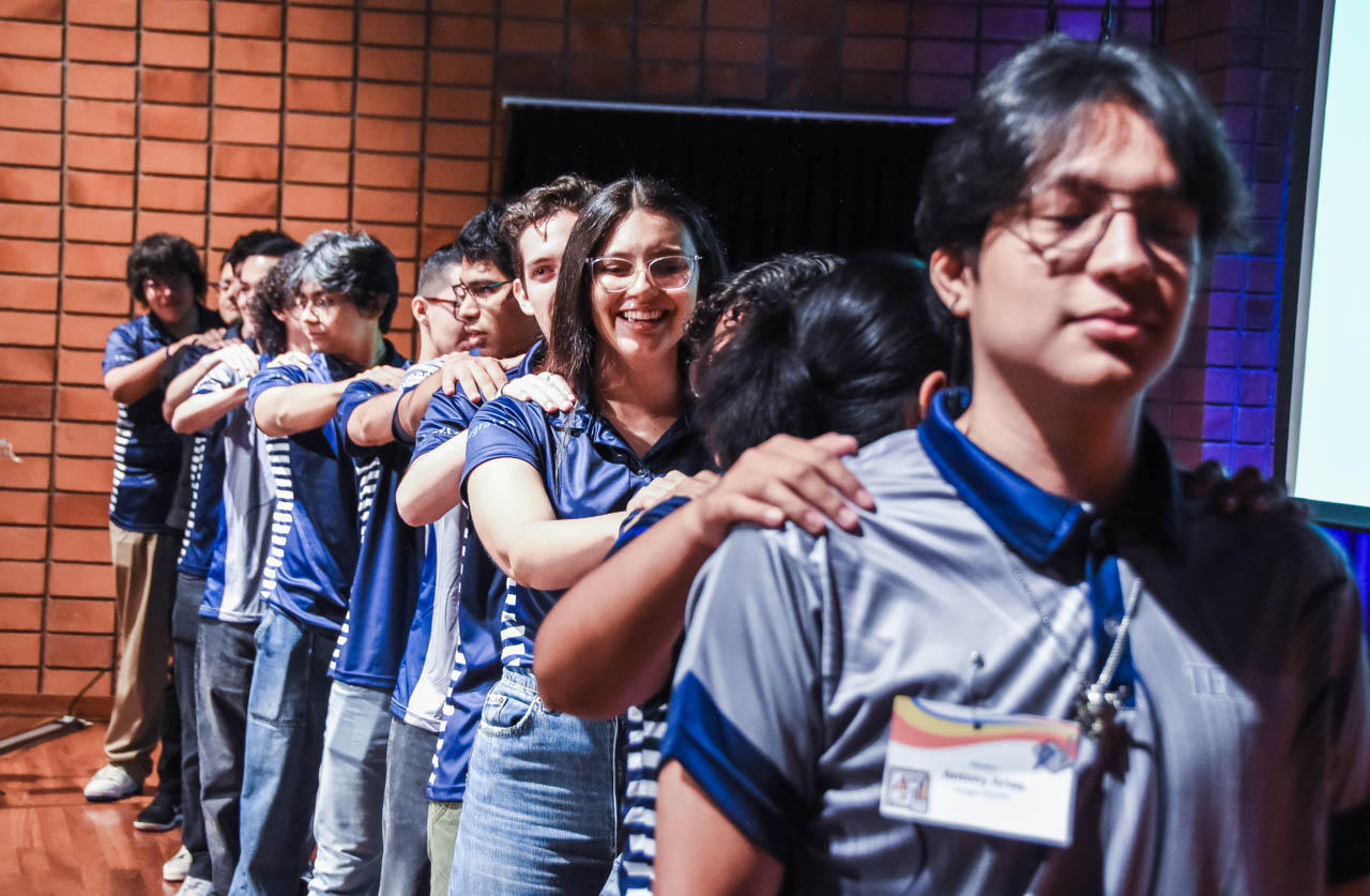 jóvenes sonriendo