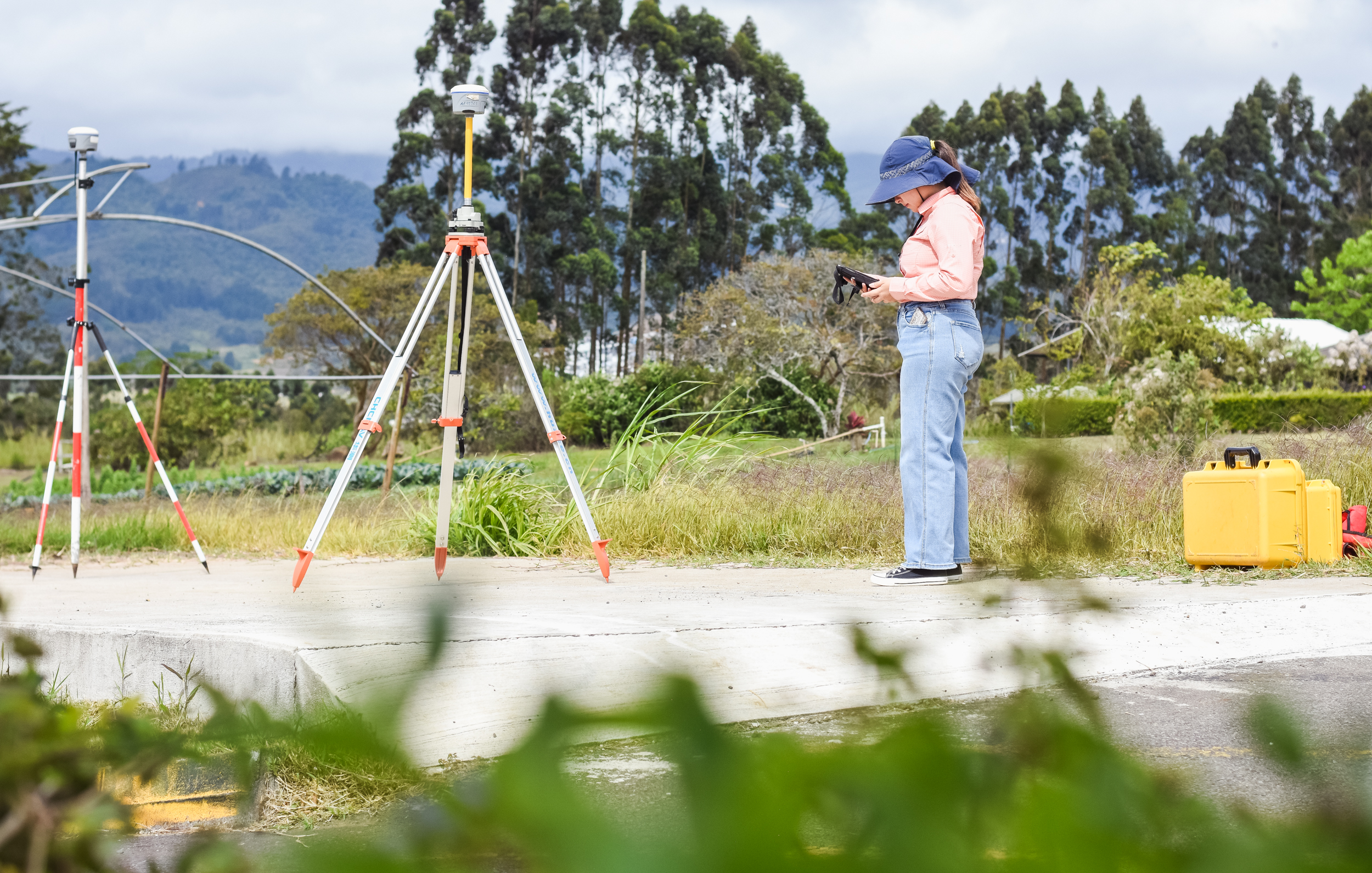 Persona realiza actividades en campo agrícola