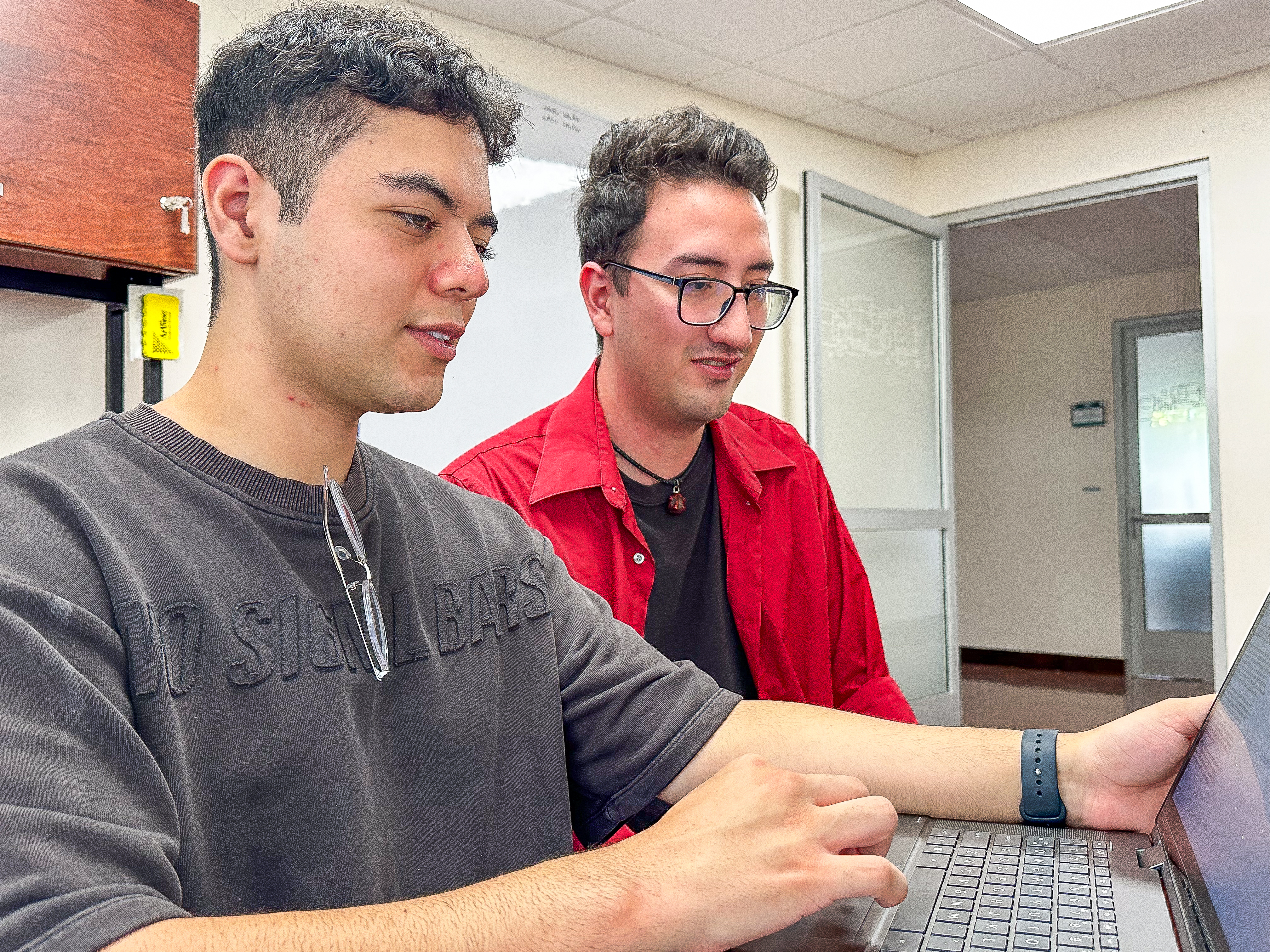 Estudiantes frente a la computadora