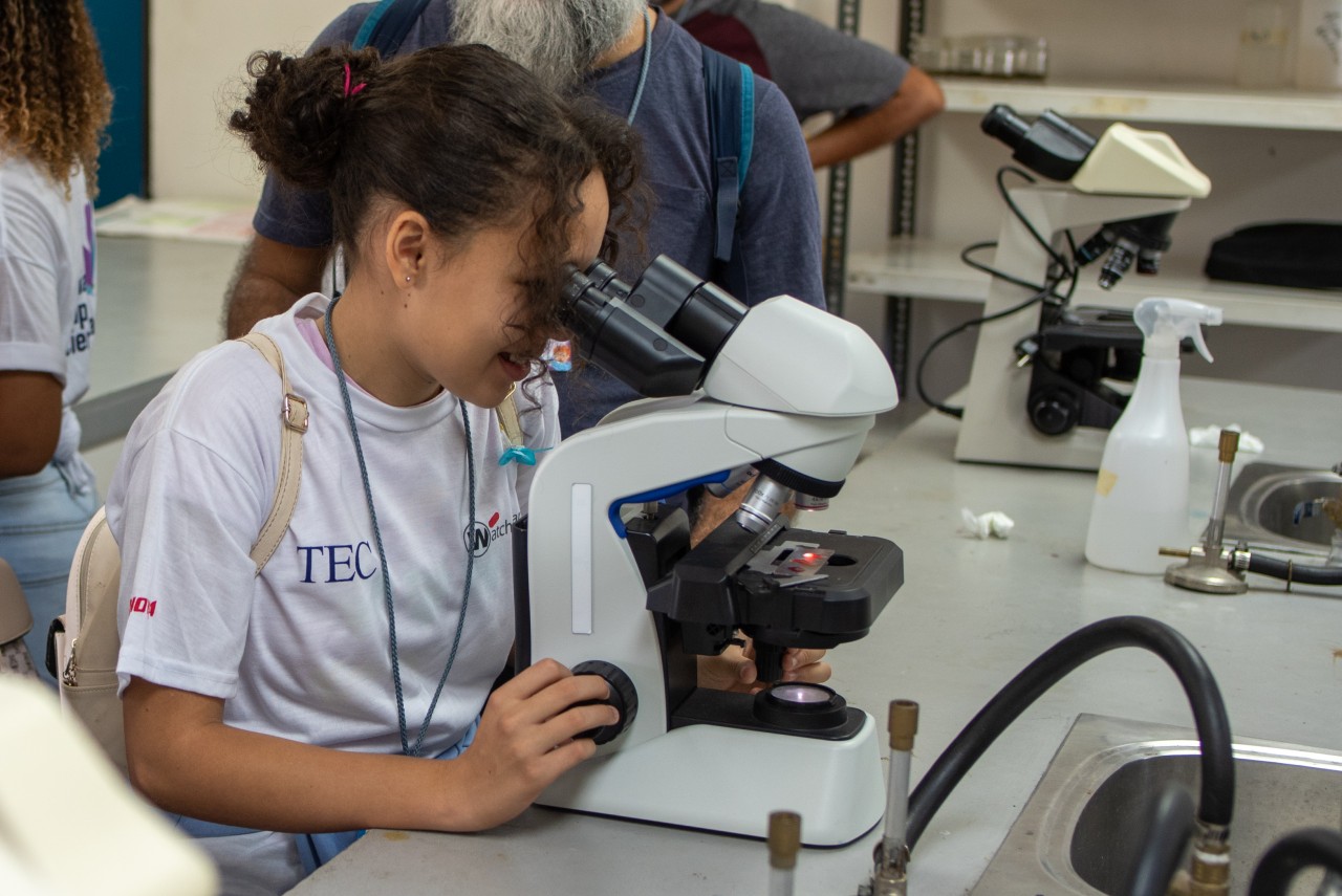 Imagen de una niña con un microscopio