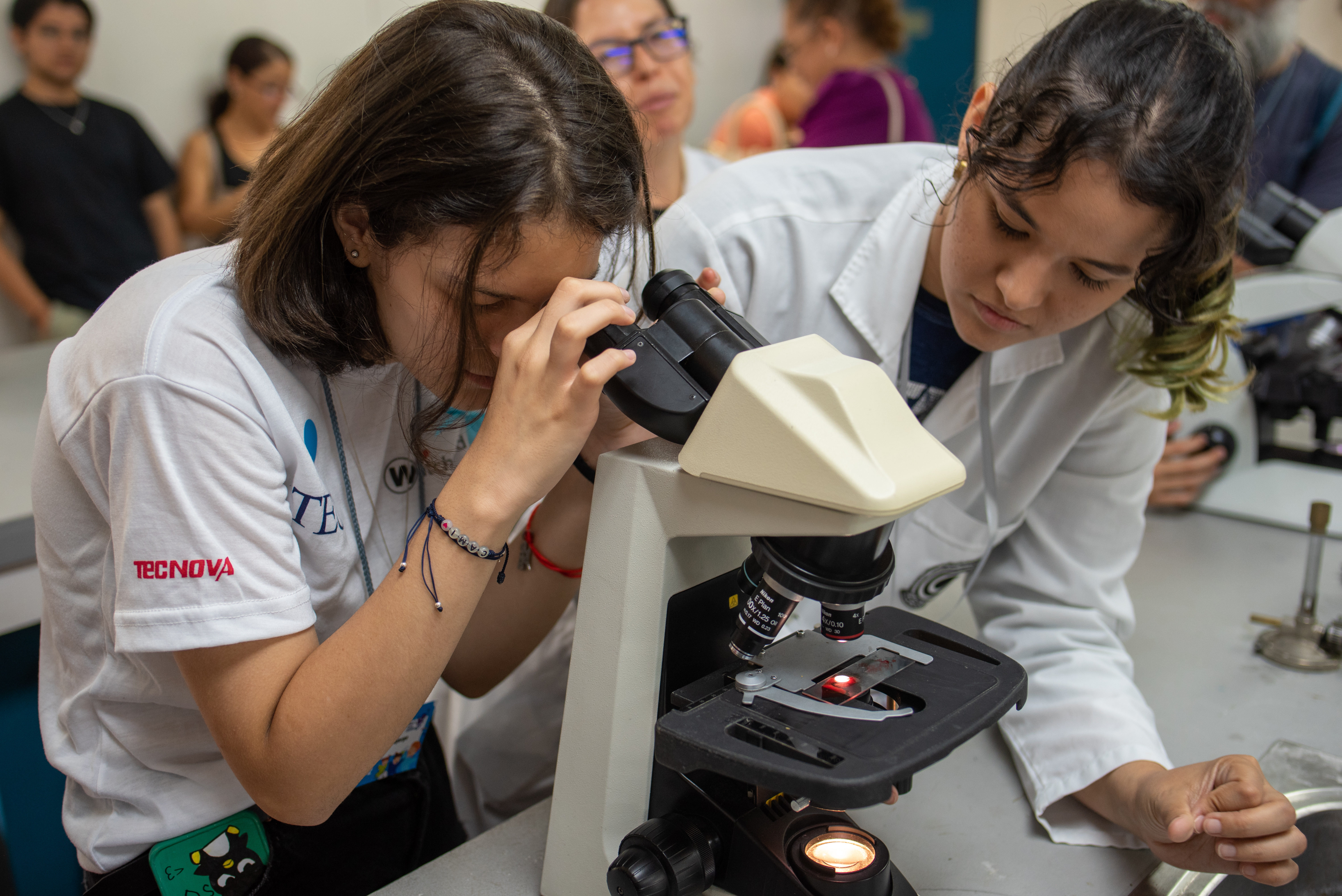 Niñas en un telescopio