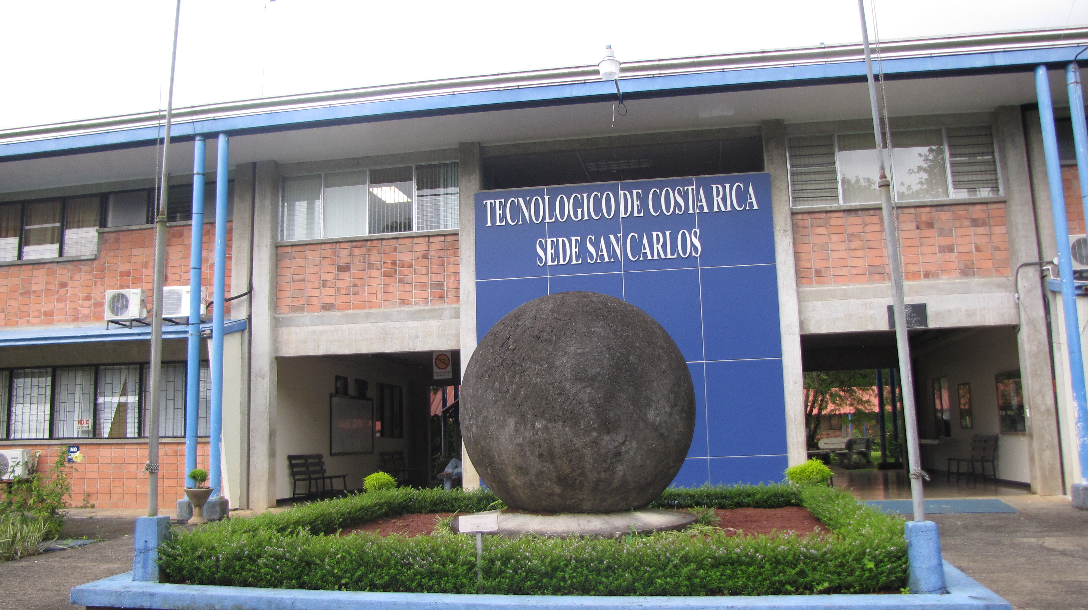 Entrada principal del Campus Tecnológico Local San Carlos, en la que se aprecia la réplica de una esfere precolombina.