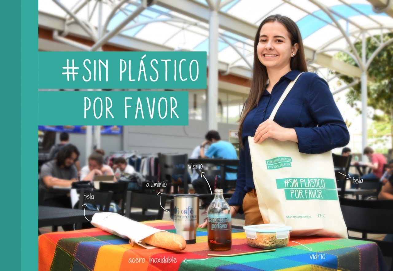 Una joven muestra su bolsa tela.
