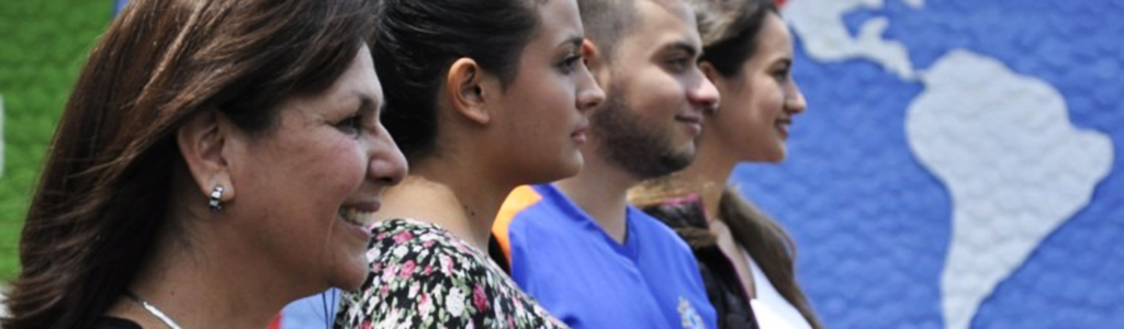 mujeres y hombres en fila.vista perfil