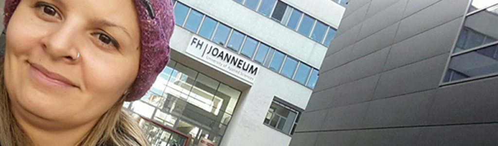 mujer frente a la universidad joanneum