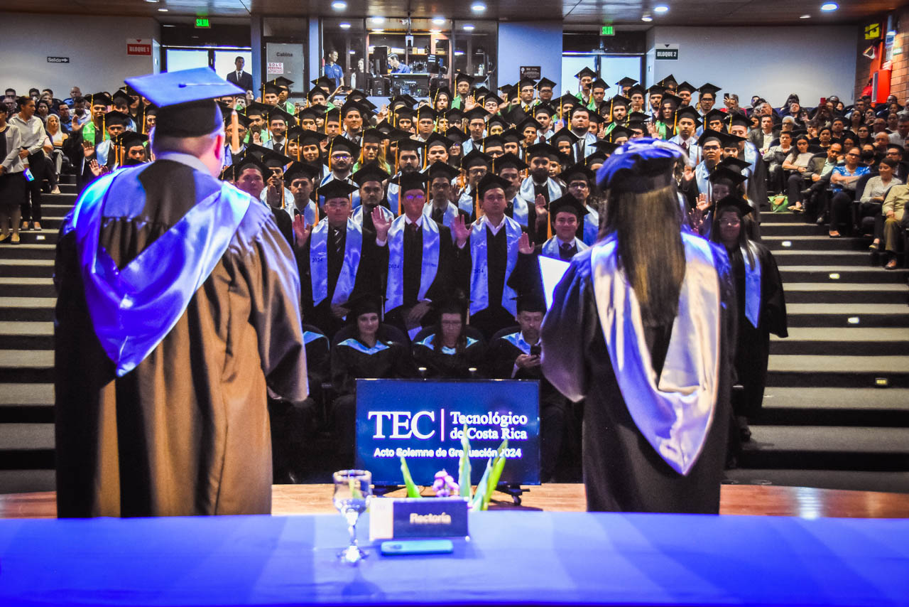 Imagen de varios estudiantes en la graduación