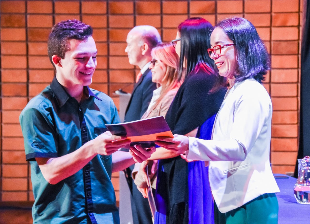 estudiante recibiendo certificado programa matem