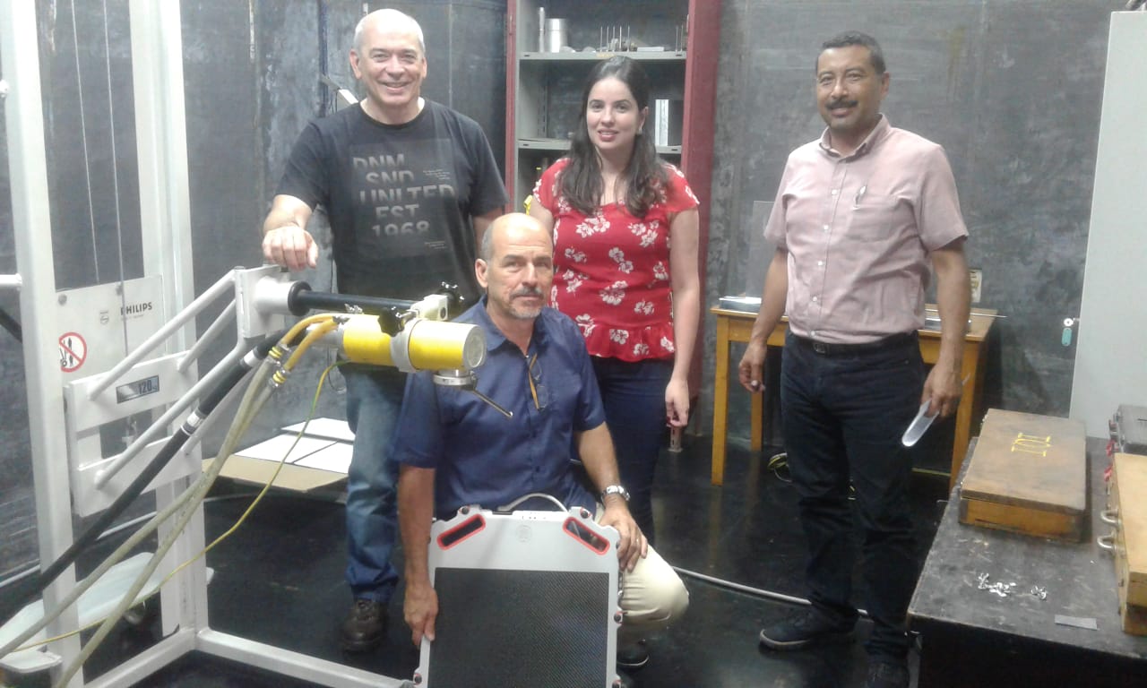 Equipo de trabajo del curso de Radiografía digital en las instalaciones de la Comisión Nacional de Energía Atómica de Argentina, epecíficamente en el Centro de Ensayos No Destructivos y Estructurales del Centro Atómico Constituyentes. Grupo de Trabajo en Radiografía Digital